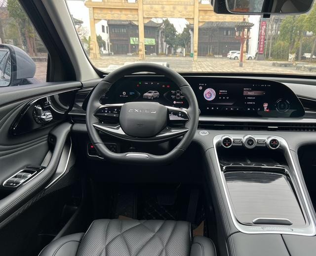 Premium mid-size SUV Premium mid-size SUV