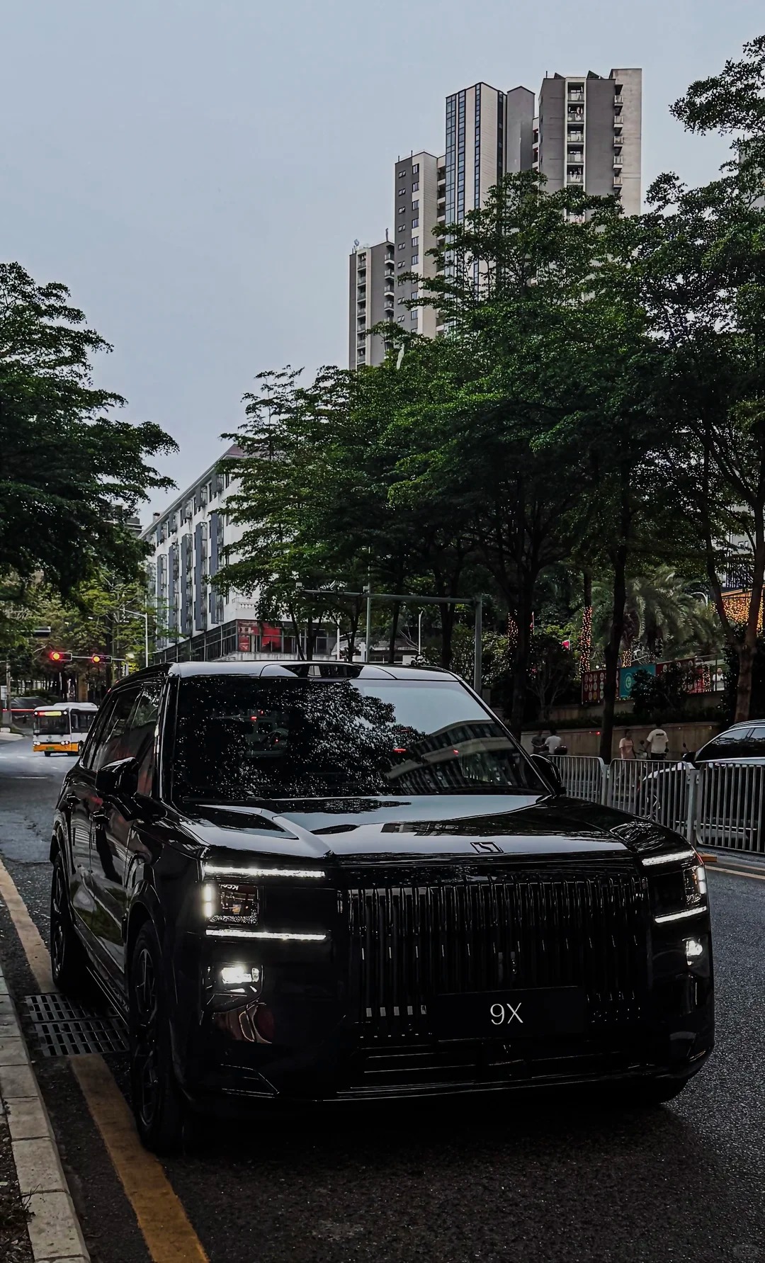 zeekr-9x-70kwh-hybrid-suv-side-view