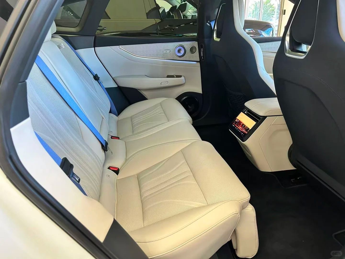 affordable-zeekr-001-electric-car