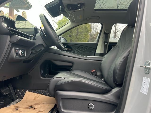 Luxury crossover SUV Luxury crossover SUV