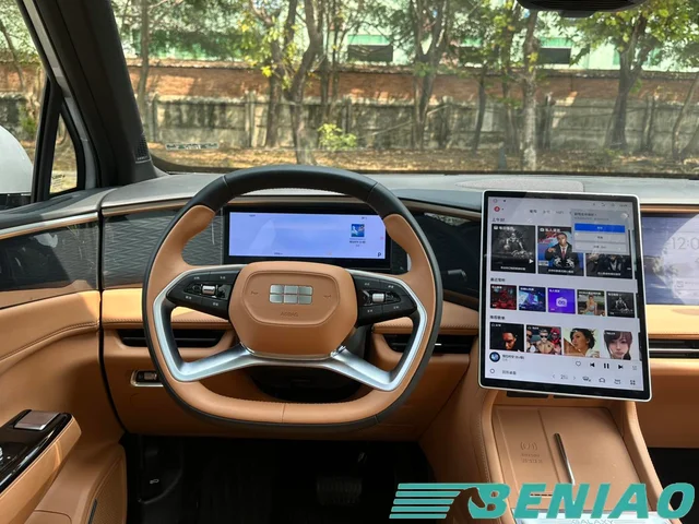 geely-galaxy-l7-side-view