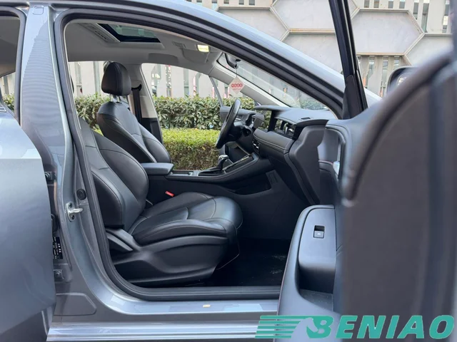 roewe-i5-front-seats