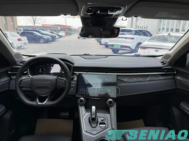 lynk-and-co-01-rear-view