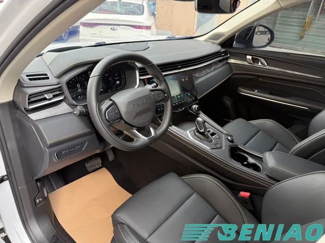 lynk-and-co-01-premium-cabin