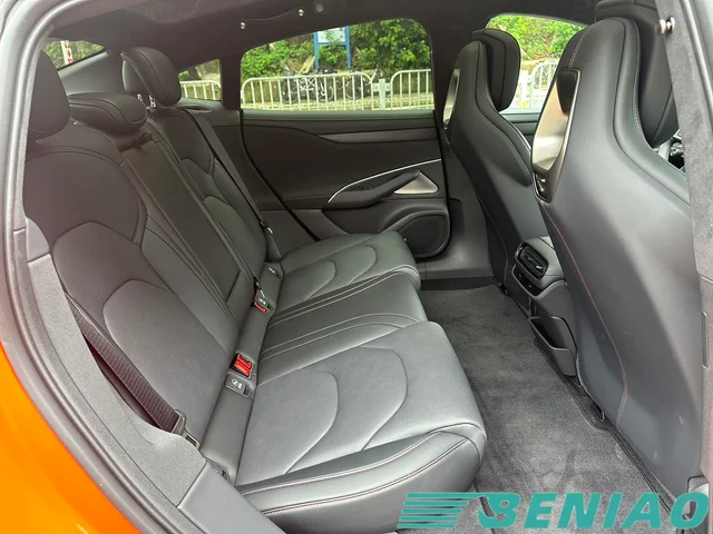 xiaomi-su7-electric-sedan-seats