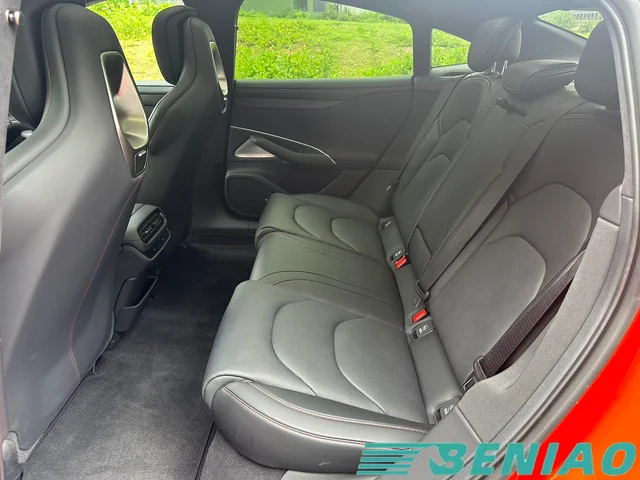 xiaomi-su7-smart-driving-sedan