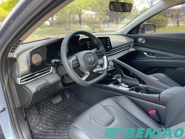hyundai-elantra-front-seat