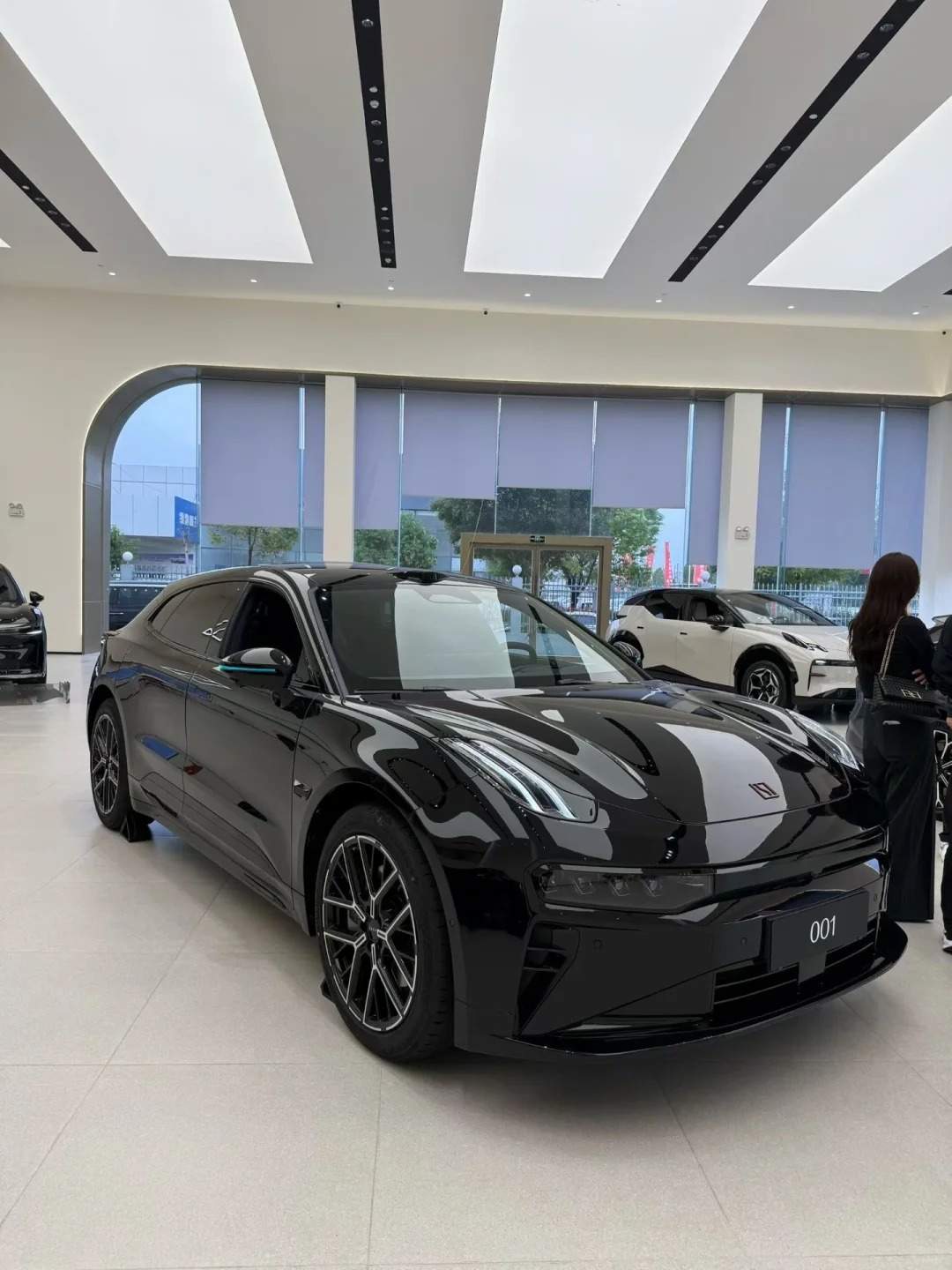 zeekr-001-long-range-awd-front.webp